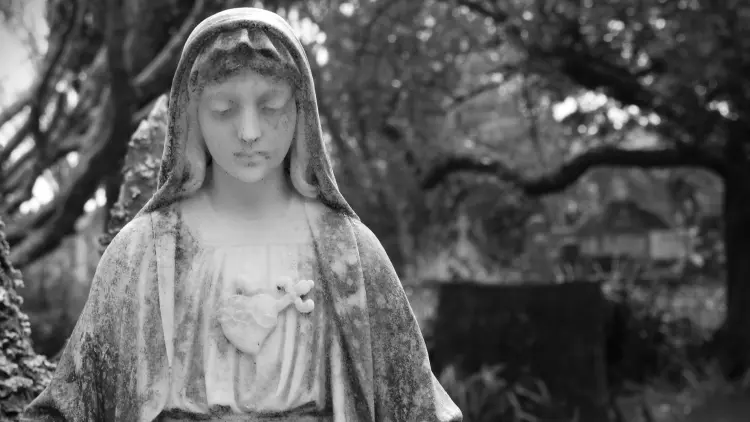 Gravestone in black and white