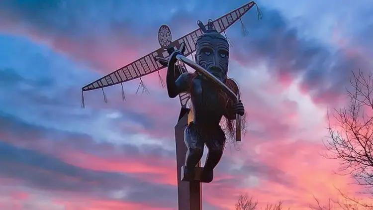 Photograph of the Nuku Pewapewa Pou statue in Featherston, depicting the 19th century Māori chief Nuku Pewapewa pulling a kite
